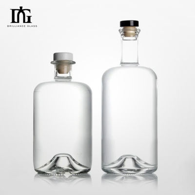 Whisky 750 ml garrafa de vidro de pedra clara com design clássico redondo e colarinho de vidro