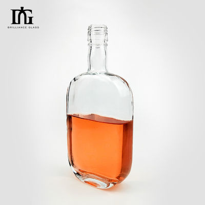 Garrafa de vidro de vodka transparente de 500 ml com cortiça selada e superfície gravada