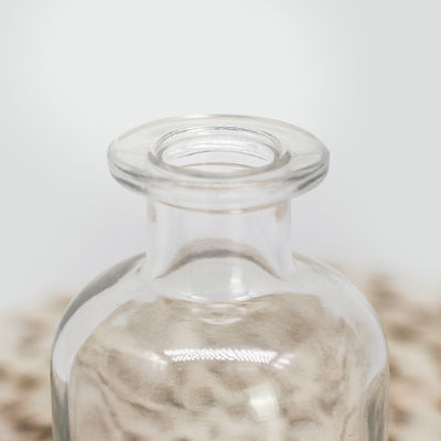 Material do corpo de vidro Garrafa transparente de bebidas alcoólicas com cortiça 500 ml 750 ml garrafas personalizadas