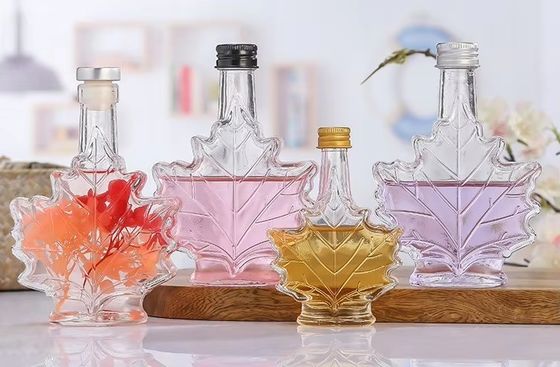 Garrafa de bebida de vidro industrial de cor personalizada com forma de folha de bordo 50 ml 100 ml 250 ml