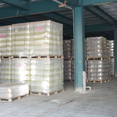 Garrafa de bebidas alcoólicas transparentes com tampa de parafuso e manuseio de superfície de decal