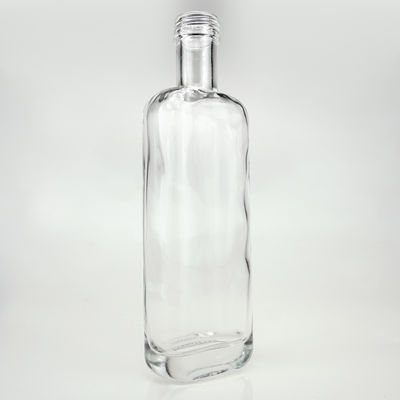 700 ml de vidro plano e quadrado de vidro de vodka garrafa de uísque com tampa de parafuso e logotipo gravado