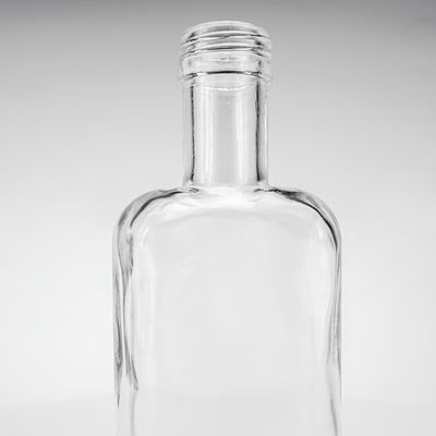 700 ml de vidro plano e quadrado de vidro de vodka garrafa de uísque com tampa de parafuso e logotipo gravado