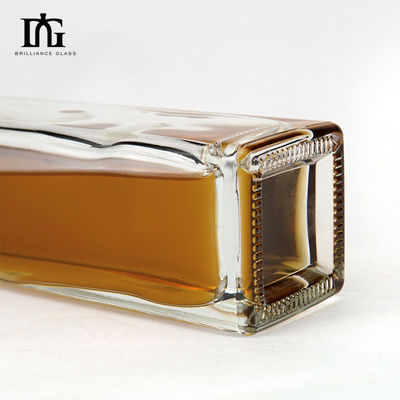 Botella de vidro de vodka transparente de 750 ml de forma quadrada com o logotipo do cliente aceitável