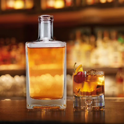 Aceitável OEM/ODM 700ml garrafa de vidro de forma quadrada para Whisky Gin Vodka Spirit Seleção