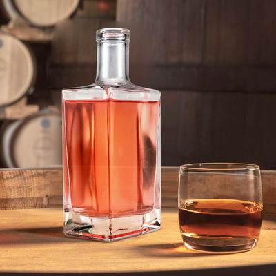 Aceitável OEM/ODM 700ml garrafa de vidro de forma quadrada para Whisky Gin Vodka Spirit Seleção