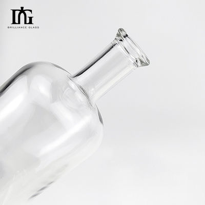 Whisky 750 ml garrafa de vidro de pedra clara com design clássico redondo e colarinho de vidro