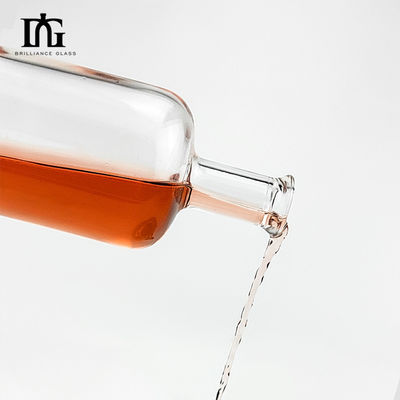 Whisky 750 ml garrafa de vidro de pedra clara com design clássico redondo e colarinho de vidro
