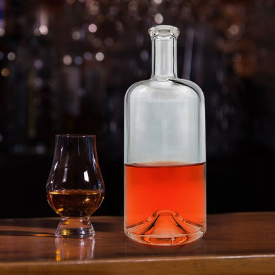 Whisky 750 ml garrafa de vidro de pedra clara com design clássico redondo e colarinho de vidro