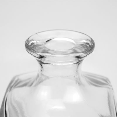 Tipo de tampa parafusos de cortiça Ambos 750ml Quadrado forma de vidro Gin Whiskey Liquor garrafa para farmácia