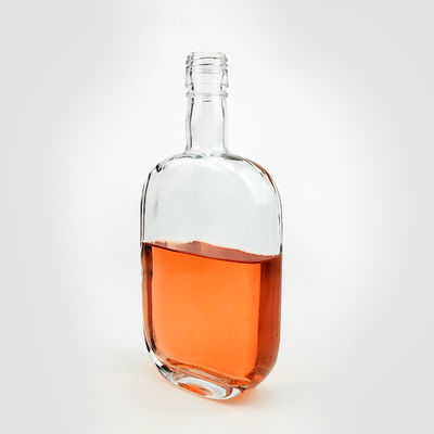 Estampagem a quente 500 ml Garrafa de vidro de vodka de ombro quadrado vazio com tampa de parafuso para licores