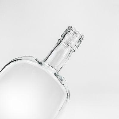 Estampagem a quente 500 ml Garrafa de vidro de vodka de ombro quadrado vazio com tampa de parafuso para licores