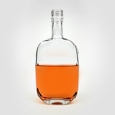 Estampagem a quente 500 ml Garrafa de vidro de vodka de ombro quadrado vazio com tampa de parafuso para licores