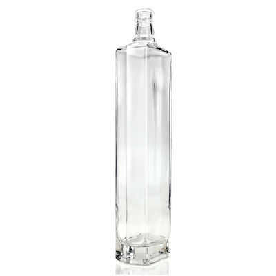 Logotipo do cliente aceitável Garrafa de vidro em forma de triângulo 650ml Liquor Whisky com cortiça