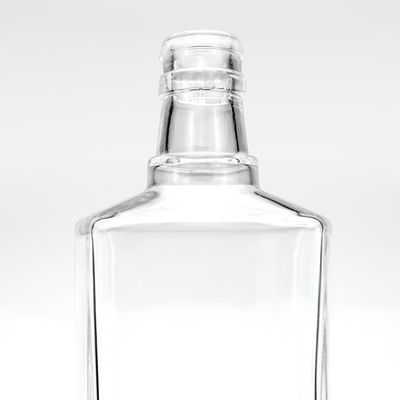 Logotipo do cliente aceitável Garrafa de vidro em forma de triângulo 650ml Liquor Whisky com cortiça