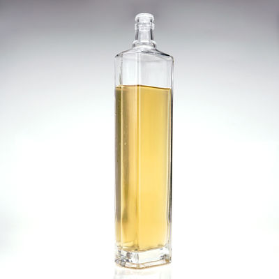 Logotipo do cliente aceitável Garrafa de vidro em forma de triângulo 650ml Liquor Whisky com cortiça