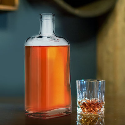 Whisky Brandy Gin Vodka 700ml garrafa de vidro quadrada com tipo de vedação de cortiça e logotipo personalizado