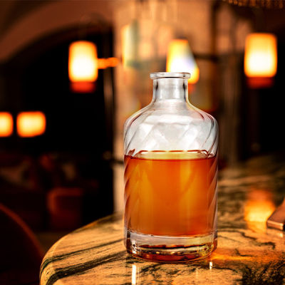 Logotipo do cliente aceitável Garrafa de vidro redonda clara personalizada para whisky brandy e gin