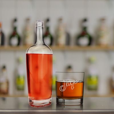 700 ml garrafa pesada garrafa de vinho de vidro com tampa de parafuso e manuseio de superfície de gelo