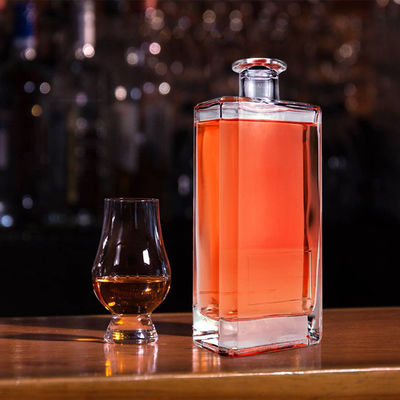 Garrafa de vidro de 500 ml/700 ml/750 ml VODKA com forma quadrada única e design de fundo de montanha