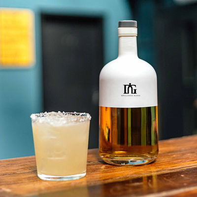 Fornecido livremente personalizado 700 ml Whiskey Rum Gin garrafa de álcool vazio com cortiça