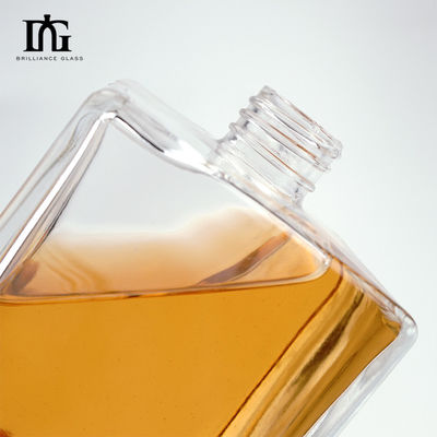 Colarinho de vidro Material Quadrado Ombro plano claro 500 ml Garrafa de uísque de 700 ml com cortiça