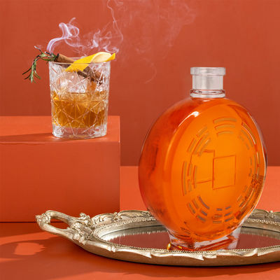Material do corpo Vidro 70cl 75cl Forma redonda do coração Garrafa de licor personalizada com cortiça