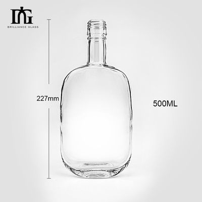 Garrafa de vidro de vodka transparente de 500 ml com cortiça selada e superfície gravada