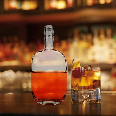 Garrafa de vidro de vodka transparente de 500 ml com cortiça selada e superfície gravada