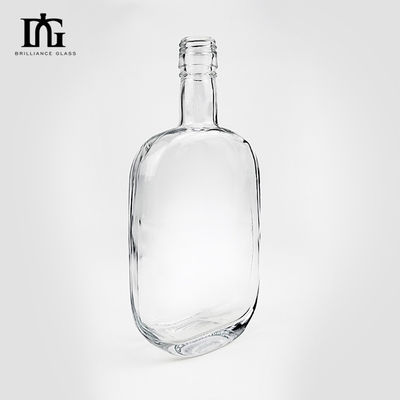 Garrafa de vidro de vodka transparente de 500 ml com cortiça selada e superfície gravada