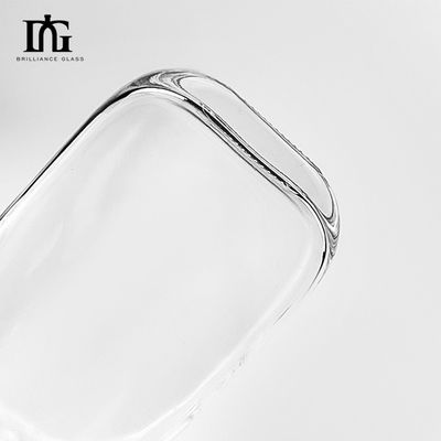 Garrafa de vidro de vodka transparente de 500 ml com cortiça selada e superfície gravada