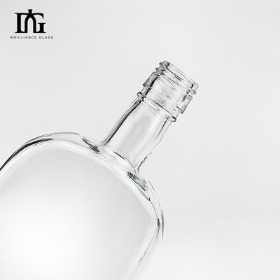 Garrafa de vidro de vodka transparente de 500 ml com cortiça selada e superfície gravada