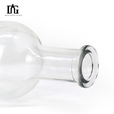 A Brilliance oferece 700 ml de 750 ml de garrafas vazias de vinho e uísque com várias capacidades.