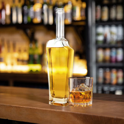 375ml 500ml 700ml Design único Vodka Gin Whiskey Spirits Garrafa de vidro com cortiça