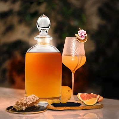 Garrafa de 500 ml de vidro transparente de vinho de frutas e bebidas alcoólicas com manuseio de superfície gravado em cortiça