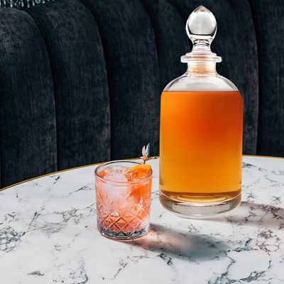 Garrafa de 500 ml de vidro transparente de vinho de frutas e bebidas alcoólicas com manuseio de superfície gravado em cortiça