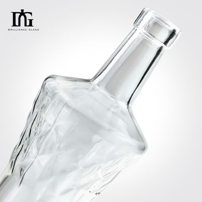 Desenho personalizado Decanter de whisky de vidro 700ml com tampa de parafuso de cortiça e colarinho criativo