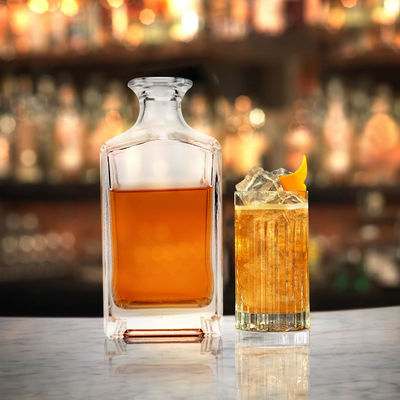 Garrafa de whisky de vidro de 500 ml/700 ml/750 ml/1000 ml com desenho quadrado