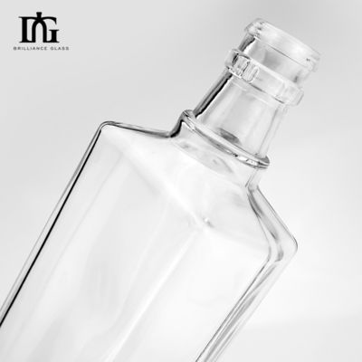 650 ml Creative Whiskey Vodka Garrafas de vidro com cortiça e tampa de parafuso