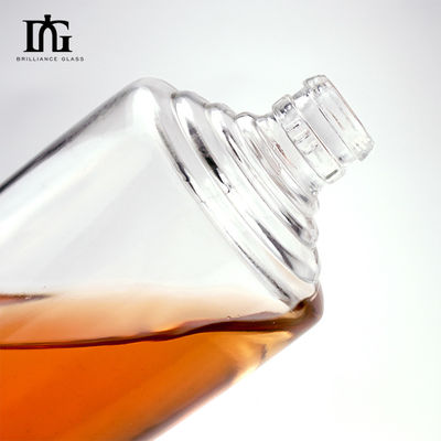 Garrafa de vinho de vidro de 650 ml Garrafa de vodka Gin com cortiça para o seu gosto Material do corpo vidro