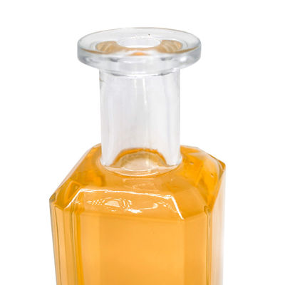 Personaliza a tua identidade com a nossa garrafa de 500 ml de vinho, brandy, sumo de vinho e bebidas espirituosas.