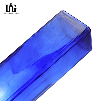 Garrafa de whisky de vidro com manuseio de superfície gravado e material do colarinho