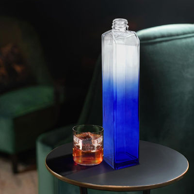 Garrafa de whisky de vidro com manuseio de superfície gravado e material do colarinho