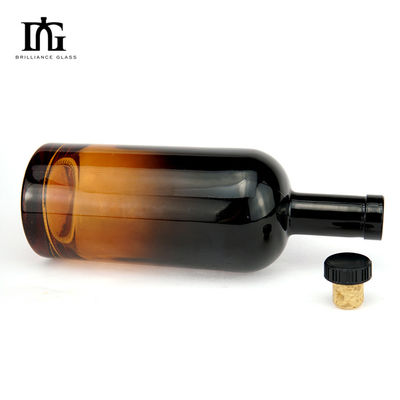 Garrafa de vidro verde oliveira de 700 ml de capacidade com tampa de cortiça de madeira e gravura personalizada