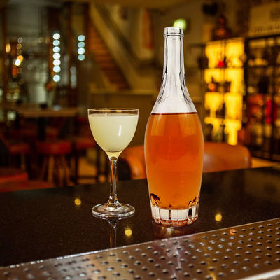 700 ml de forma redonda bebidas alcoólicas vodka gin tequila whisky garrafa de vidro com cortiça e fundo grosso